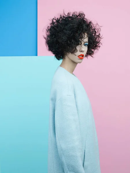 Retrato de moda de hermosa mujer asiática en abrigo azul cielo —  Fotos de Stock