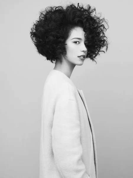 Retrato de moda de bela mulher asiática em casaco branco — Fotografia de Stock