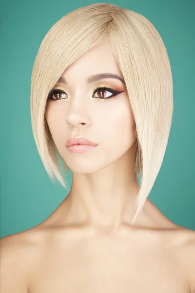 Urocza Azjatycka kobieta z blond krótkimi włosami — Zdjęcie stockowe