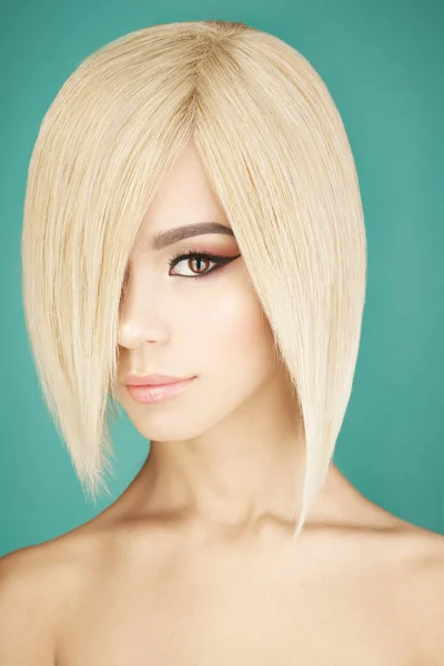 Härlig asiatisk kvinna med blont kort hår — Stockfoto