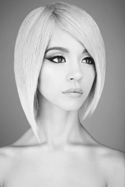 Belle femme asiatique aux cheveux courts blonds — Photo