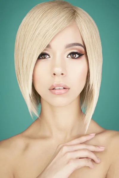 Schöne asiatische Frau mit blonden kurzen Haaren — Stockfoto