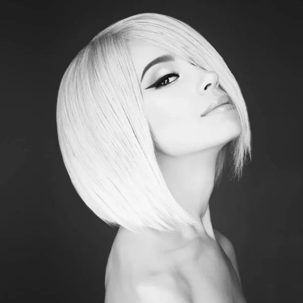 Linda mulher asiática com loira cabelo curto — Fotografia de Stock