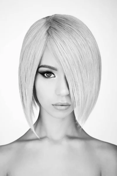 Krásná asijská žena s blond krátkými vlasy — Stock fotografie