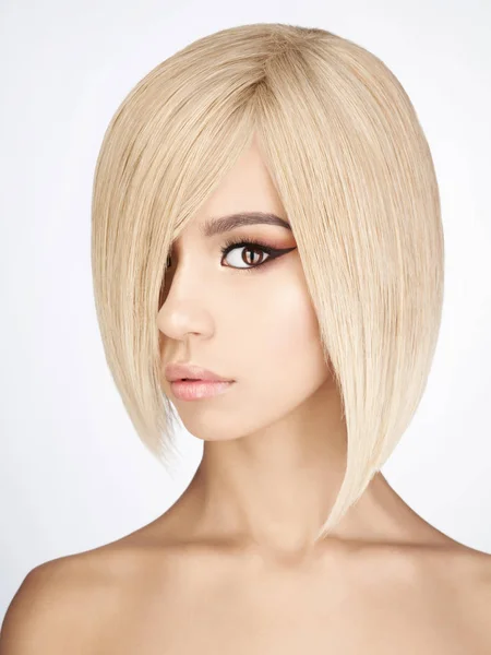 Belle femme asiatique aux cheveux courts blonds — Photo