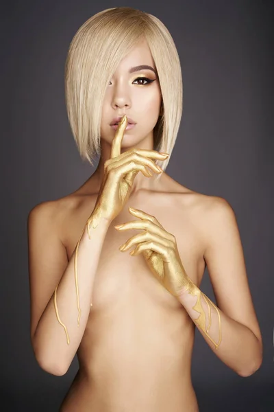 Елегантна оголена азіатка з золотом, що тече вниз руками — стокове фото