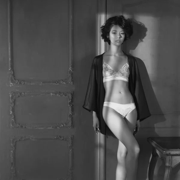 Vacker kvinna i sexiga underkläder pose i Heminredning — Stockfoto