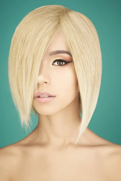 Bella donna asiatica con i capelli corti biondi — Foto Stock