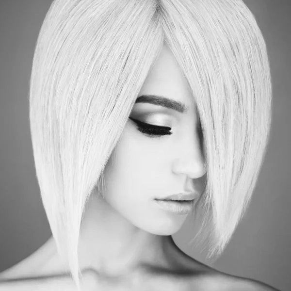 Bella donna asiatica con i capelli corti biondi — Foto Stock
