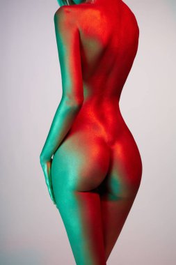 Hafif renkli projektör zarif çıplak model