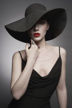siyah şapka lı ve gece elbisesi ile genç bayan portresi