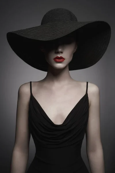 Porträtt av ung dam med svart hatt och aftonklänning — Stockfoto