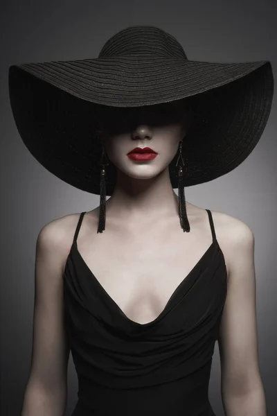 Retrato de jovem senhora com chapéu preto e vestido de noite — Fotografia de Stock