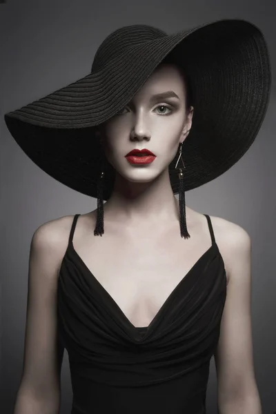 Retrato de jovem senhora com chapéu preto e vestido de noite — Fotografia de Stock