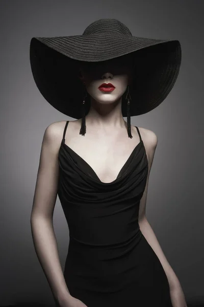Siyah şapka lı ve gece elbisesi ile genç bayan portresi — Stok fotoğraf