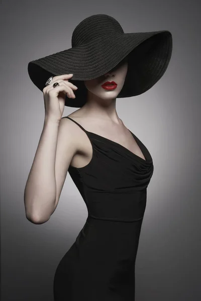 Portret młodej damy z czarnym kapeluszem i wieczorną sukienką — Zdjęcie stockowe