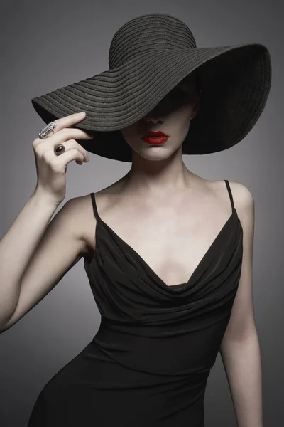 Retrato de jovem senhora com chapéu preto e vestido de noite — Fotografia de Stock