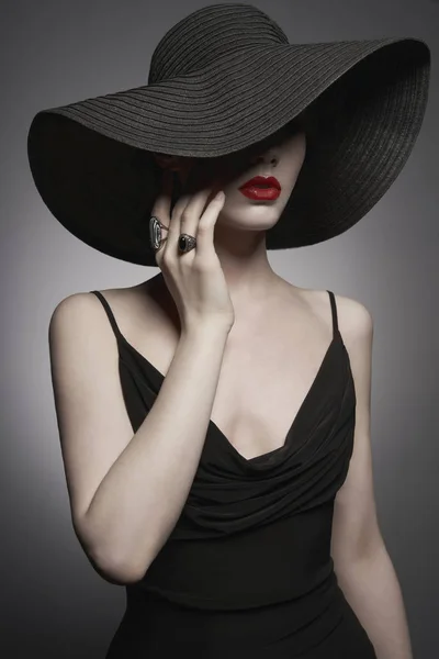 Porträt einer jungen Frau mit schwarzem Hut und Abendkleid — Stockfoto