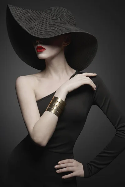 Portrét mladé dámy s černým kloboukem a večerním oblečem — Stock fotografie
