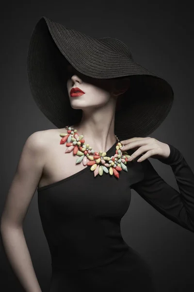 Портрет молодой леди в черной шляпе и вечернем платье — стоковое фото
