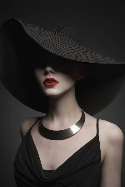 Portret młodej damy z czarnym kapeluszem i wieczorną sukienką — Zdjęcie stockowe