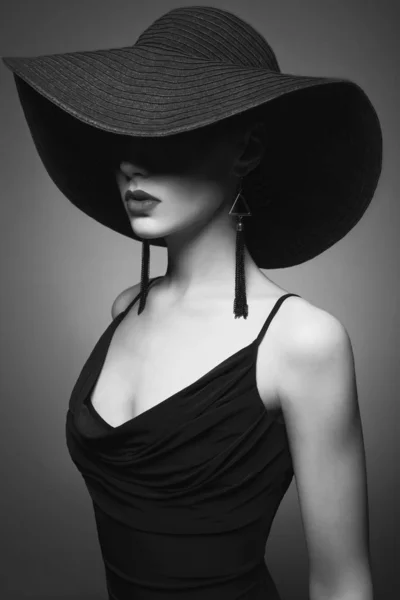 带黑色帽子和晚礼服的年轻女士的肖像 — 图库照片