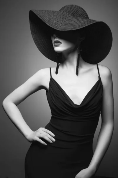 Portrait de jeune femme avec chapeau noir et robe de soirée — Photo