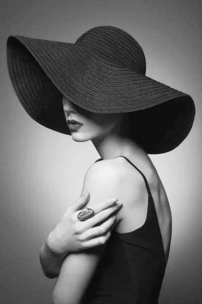 Portrait de jeune femme avec chapeau noir et robe de soirée — Photo