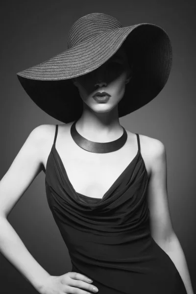 Retrato de dama joven con sombrero negro y vestido de noche —  Fotos de Stock