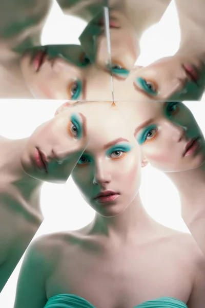 Mladá krásná žena s jasnou barvitou make-up izolované na w — Stock fotografie