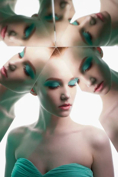 Молодая красивая женщина с ярким цветным макияжем изолирована на W — стоковое фото