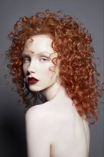 Krásná nahá žena s červenými vlasy a červenými rty. — Stock fotografie