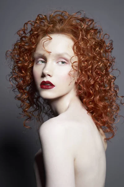 Piękna Naga kobieta z czerwonymi włosami i czerwonymi ustami. — Zdjęcie stockowe