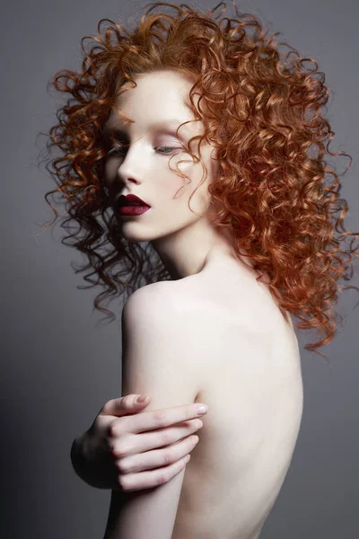 Belle femme nue aux cheveux roux et lèvres rouges . — Photo