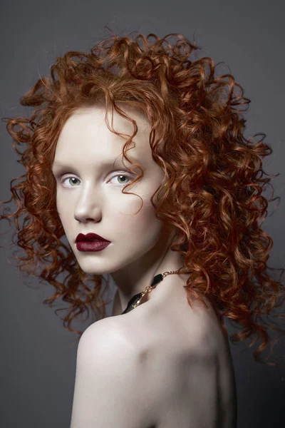 Piękna Naga kobieta z czerwonymi włosami i czerwonymi ustami. — Zdjęcie stockowe