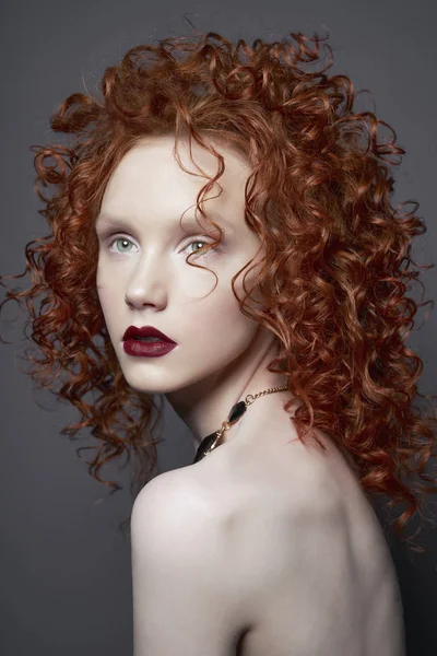 Mulher nua bonita com cabelos vermelhos e lábios vermelhos . — Fotografia de Stock