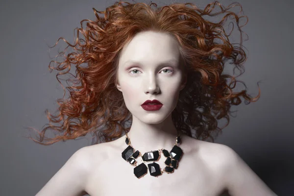 Mooie naakte vrouw met zwarte sieraden. Mode portret — Stockfoto