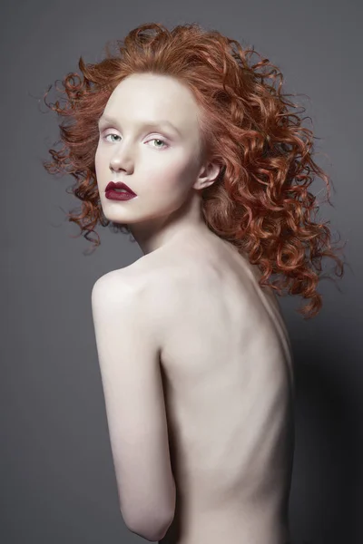 Krásná nahá žena s červenými vlasy a červenými rty. — Stock fotografie