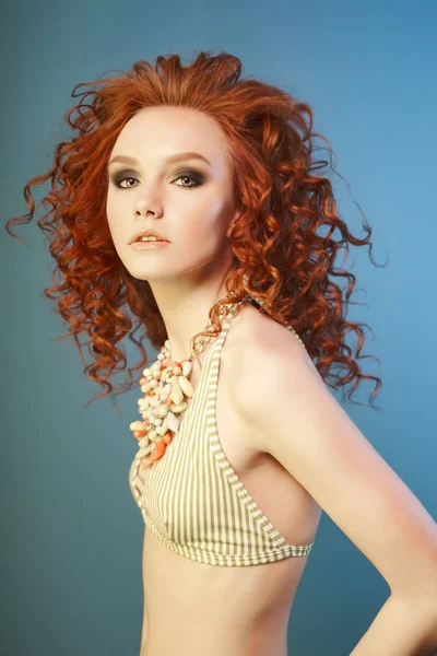 Piękna seksowna kobieta z czerwonymi włosami i elegancką biżuterią. — Zdjęcie stockowe
