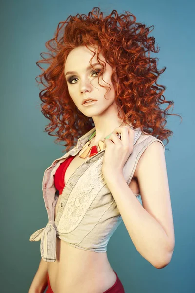 Kırmızı saçlı ve zarif takı ile güzel seksi kadın. — Stok fotoğraf