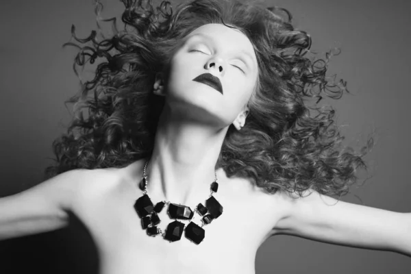 Krásná nahá žena s černými šperky. Módní portrét — Stock fotografie