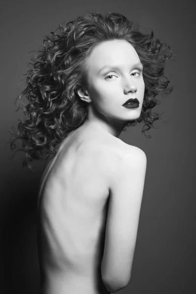 곱슬 머리와 검은 입술을 가진 아름다운 누드 여자. — 스톡 사진