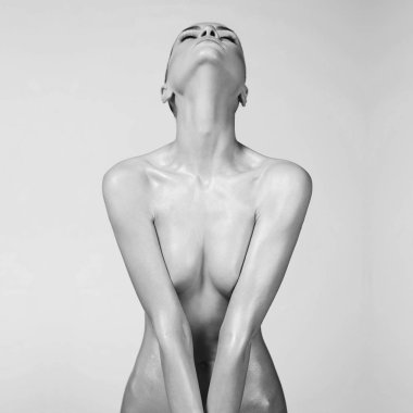 Hafif renkli projektör zarif çıplak model