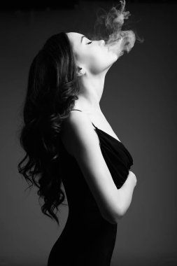 Bu güzel hanımla Sigara