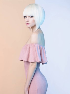 Geometrik bej ve beyaz arka plan zarif sarışın