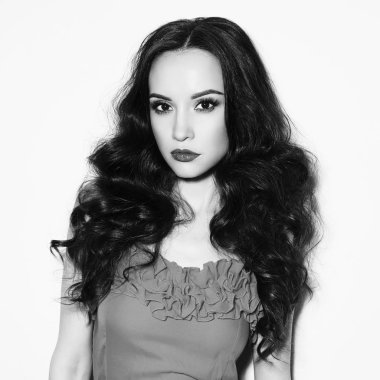 Güzel esmer kadın.