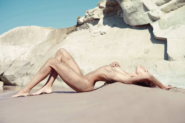 Krásná nahá žena na pláži — Stock fotografie