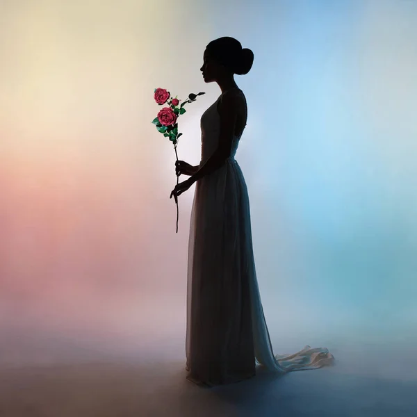 Силуэт элегантная женщина на фоне цветов — стоковое фото