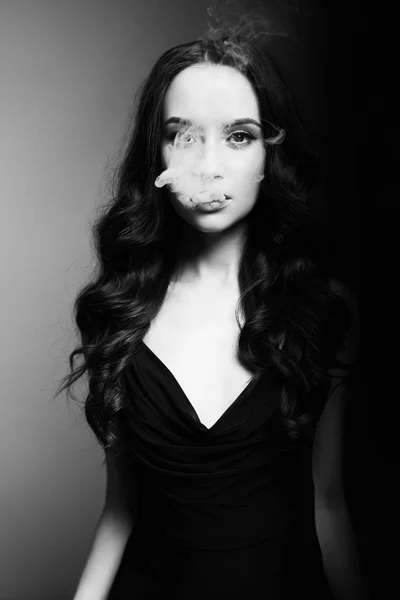 Красивая дама с сигаретой — стоковое фото
