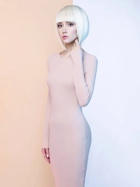 Elegancka Blondynka w geometrycznym beżowym i białym tle — Zdjęcie stockowe